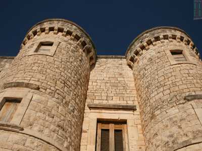 Le massicce torri viste da vicino